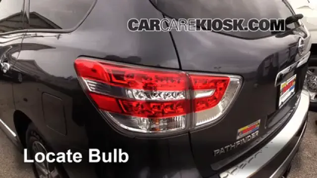 2014 Nissan Pathfinder SL Hybrid 2.5L 4 Cyl. Supercharged Éclairage Feu stop (remplacer ampoule)